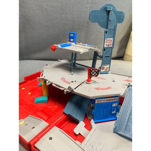 Matchbox Pop Up Adventure Playset Auto Center 2005 - Picture 5 of 12